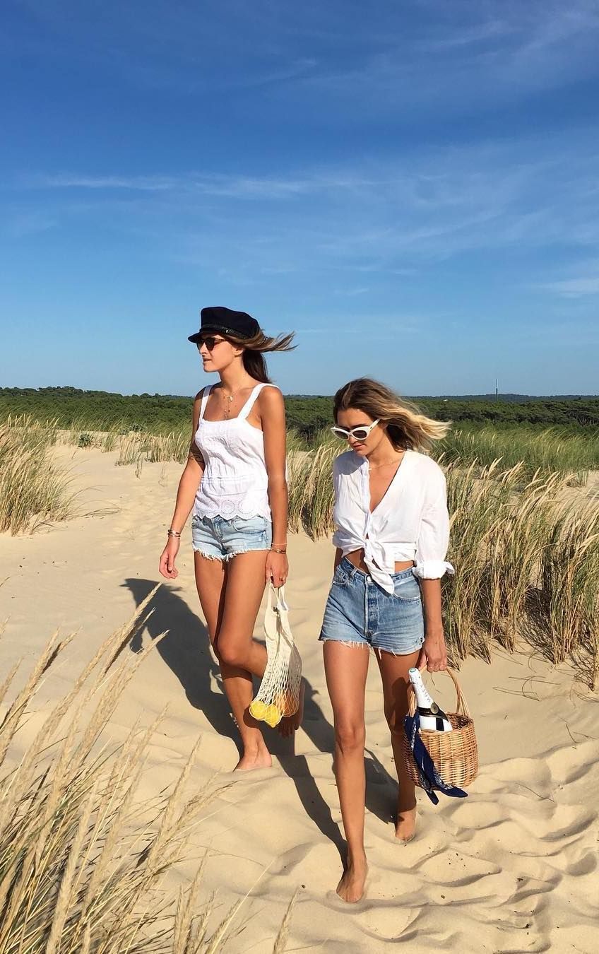 Blue jean shorts outfits white top summer beach annelauremais